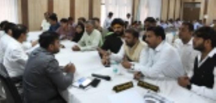 सरोजनीनगर तहसील में पहुंचे फरियादी।