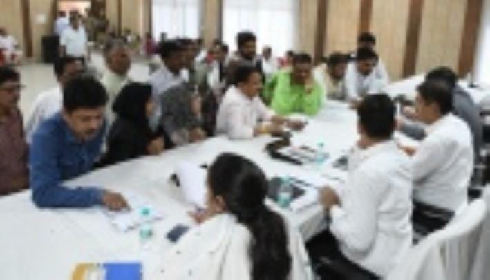 सरोजनीनगर तहसील में पहुंचे फरियादी।