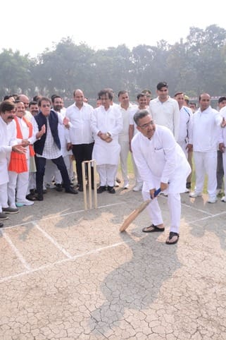 सांसद खेल महोत्सव में मुख्य अतिथि, विशिष्ट अतिथि गुब्बारे उड़ाकर खेलो का शुभारंभ करते हुए। स सांसद खेल महोत्सव में मुख्य अतिथि, विशिष्ट अतिथि गुब्बारे उड़ाकर खेलो का शुभारंभ करते हुए। स