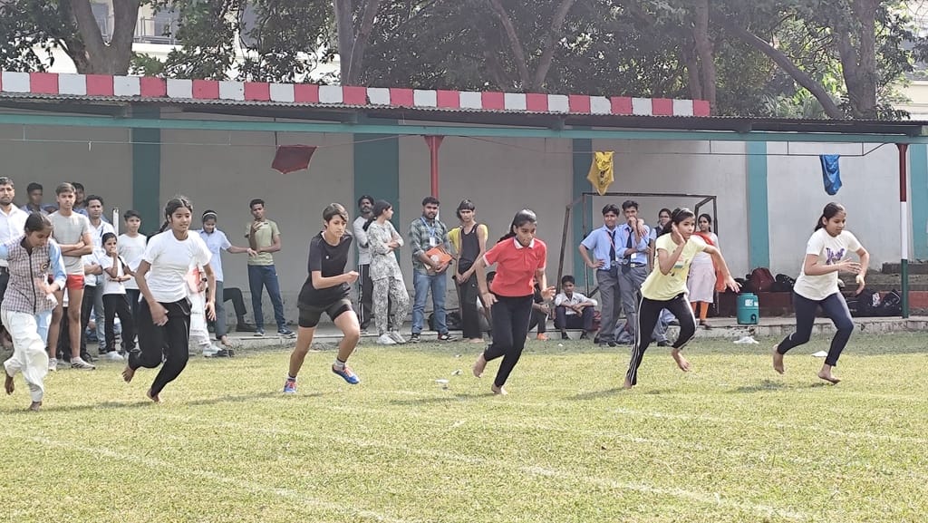 सांसद खेल महोत्सव में मुख्य अतिथि, विशिष्ट अतिथि गुब्बारे उड़ाकर खेलो का शुभारंभ करते हुए। स सांसद खेल महोत्सव में मुख्य अतिथि, विशिष्ट अतिथि गुब्बारे उड़ाकर खेलो का शुभारंभ करते हुए। स