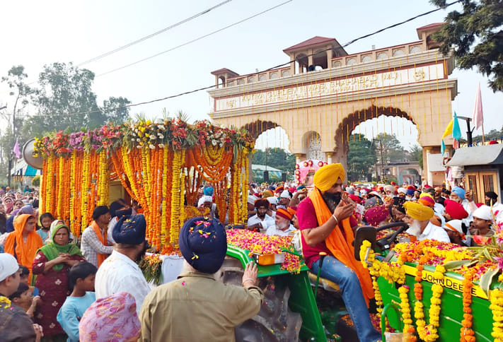 शाहाबाद। गुरुदेव निवास कुटिया में नगर कीर्तन का स्वागत करती संगत। विज्ञप्ति