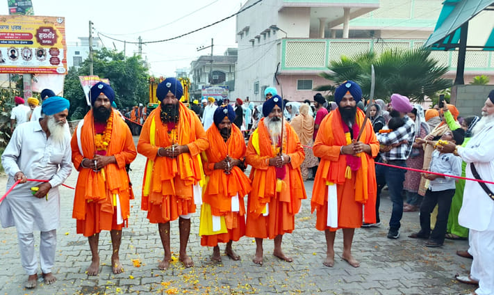 शाहाबाद। गुरुदेव निवास कुटिया में नगर कीर्तन का स्वागत करती संगत। विज्ञप्ति