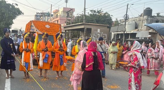 शहर मॉडल टाउन में गुरुद्वारा श्री सिंह सभा की ओर से श्री गुरु नानक देव जी के प्रकाश पर्व के उपल शहर मॉडल टाउन में गुरुद्वारा श्री सिंह सभा की ओर से श्री गुरु नानक देव जी के प्रकाश पर्व के उपल