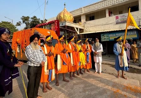 शहर मॉडल टाउन में गुरुद्वारा श्री सिंह सभा की ओर से श्री गुरु नानक देव जी के प्रकाश पर्व के उपल शहर मॉडल टाउन में गुरुद्वारा श्री सिंह सभा की ओर से श्री गुरु नानक देव जी के प्रकाश पर्व के उपल