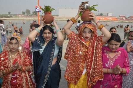 शुक तीर्थ गंगा घाट पर गंगा स्नान की यादों की मोबाईल सेल्फी लेते गाजियाबाद के श्रद्धालु। संवाद