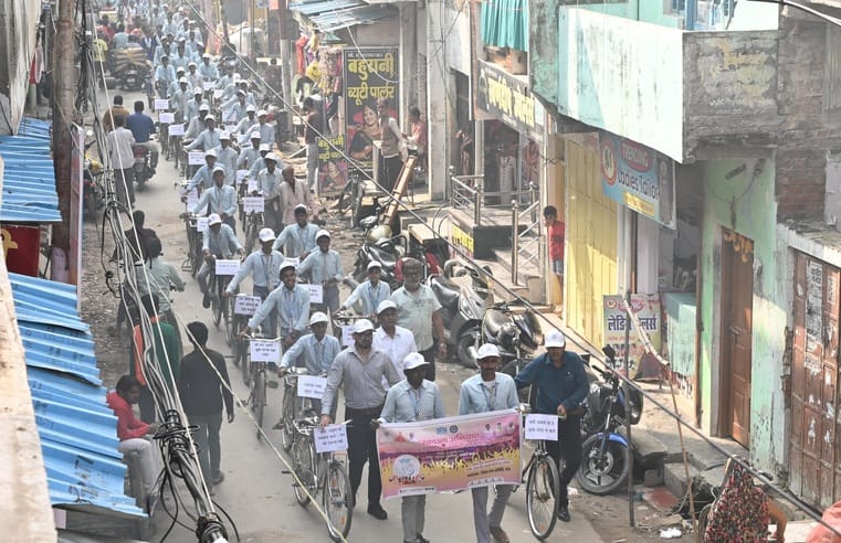 दोहरीघाट के सरयू तट पर जिला गंगा समिति के तत्वावधान में गंगा उत्सव में रंगोली बनातीं छात्राएं।स दोहरीघाट के सरयू तट पर जिला गंगा समिति के तत्वावधान में गंगा उत्सव में रंगोली बनातीं छात्राएं।स