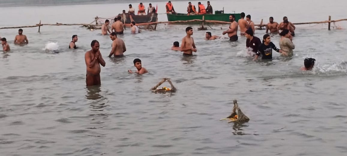दीपदान करते श्रद्धालु स्रोत संवाद दीपदान करते श्रद्धालु स्रोत संवाद