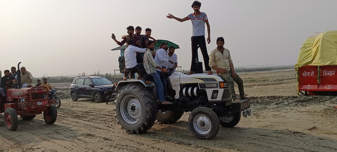 दीपदान करते श्रद्धालु स्रोत संवाद दीपदान करते श्रद्धालु स्रोत संवाद