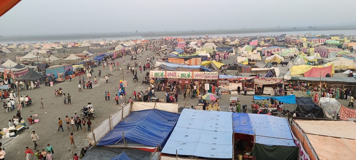 दीपदान करते श्रद्धालु स्रोत संवाद दीपदान करते श्रद्धालु स्रोत संवाद