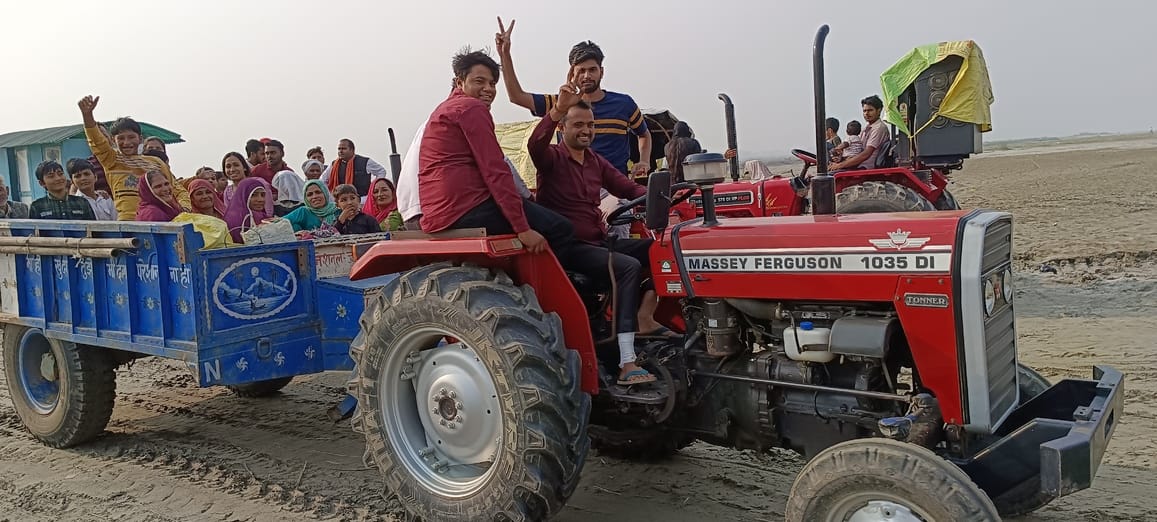 दीपदान करते श्रद्धालु स्रोत संवाद दीपदान करते श्रद्धालु स्रोत संवाद
