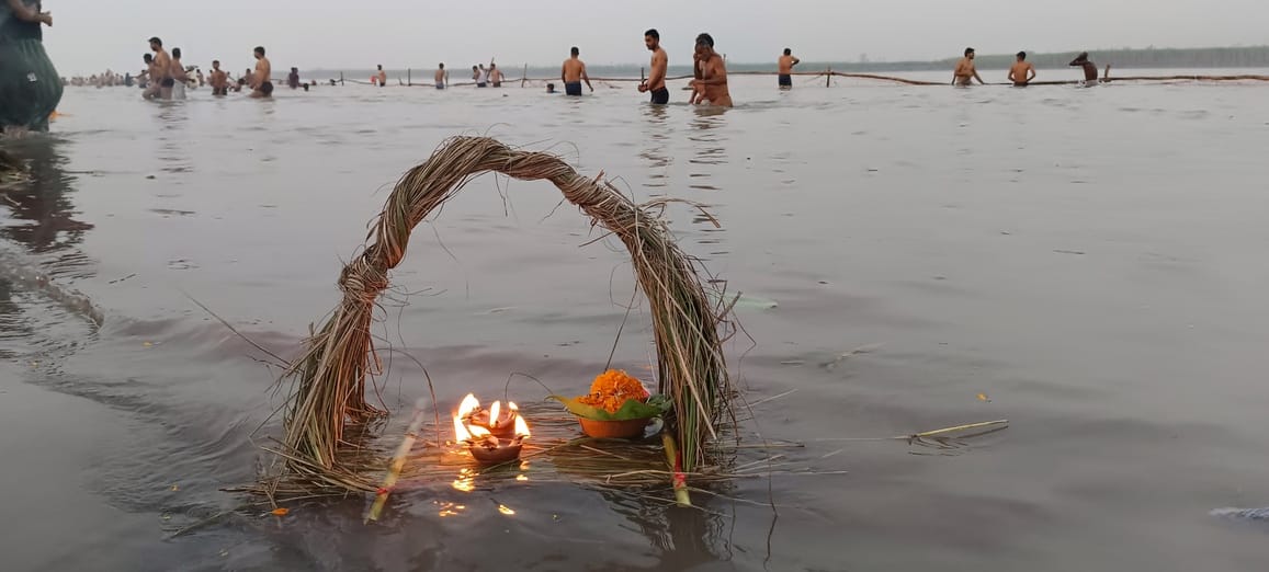 दीपदान करते श्रद्धालु स्रोत संवाद दीपदान करते श्रद्धालु स्रोत संवाद