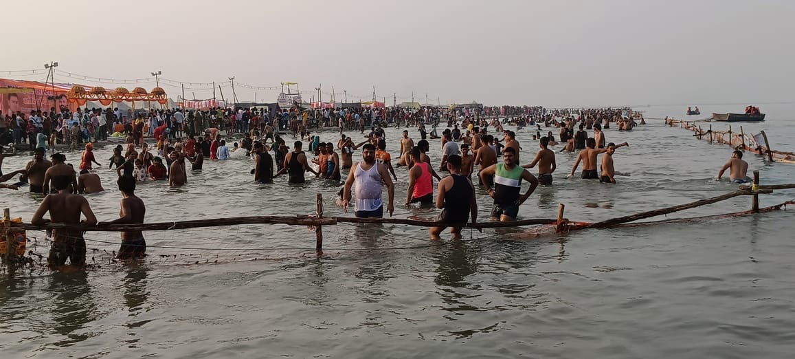दीपदान करते श्रद्धालु स्रोत संवाद दीपदान करते श्रद्धालु स्रोत संवाद