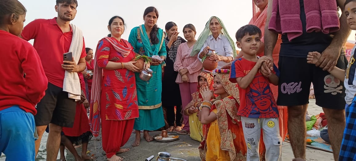 दीपदान करते श्रद्धालु स्रोत संवाद दीपदान करते श्रद्धालु स्रोत संवाद