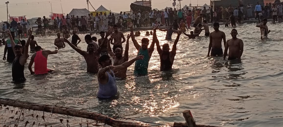 दीपदान करते श्रद्धालु स्रोत संवाद दीपदान करते श्रद्धालु स्रोत संवाद