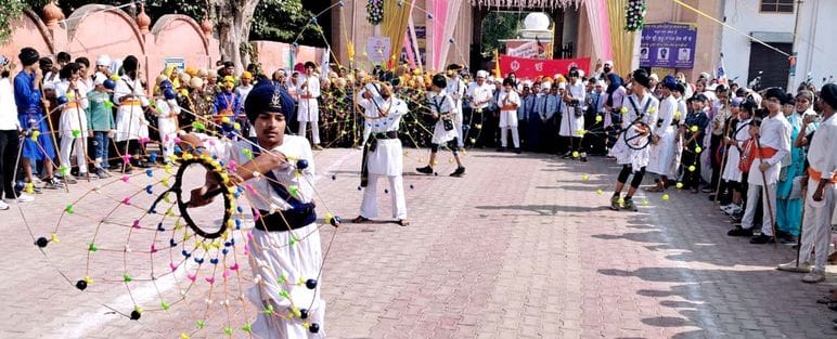 04जेएनडी16-नगर कीर्तन की अगुवाई करते हुए पंज प्यारे। स्रोत संगत