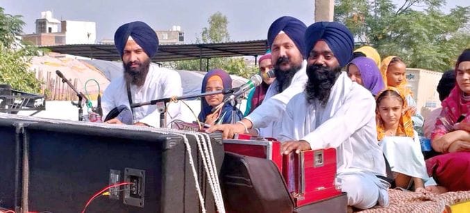 04जेएनडी16-नगर कीर्तन की अगुवाई करते हुए पंज प्यारे। स्रोत संगत