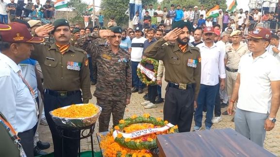 04जेएनडी27: बेटी को उठाए हुए एक माह पहले अमरजीत। फाइल फोट