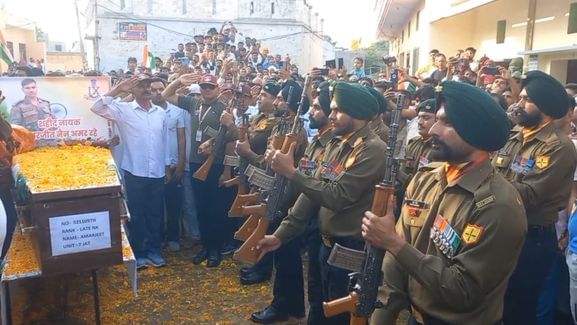 04जेएनडी27: बेटी को उठाए हुए एक माह पहले अमरजीत। फाइल फोट