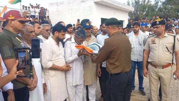 04जेएनडी27: बेटी को उठाए हुए एक माह पहले अमरजीत। फाइल फोट