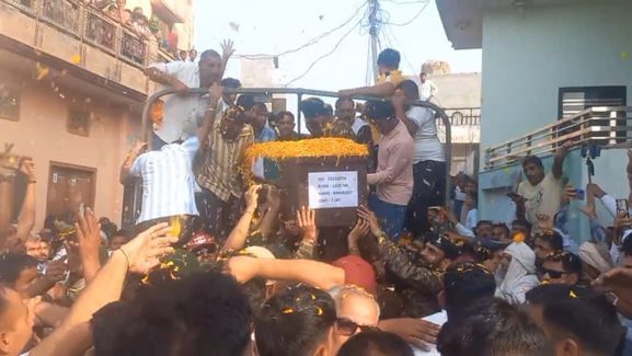 04जेएनडी27: बेटी को उठाए हुए एक माह पहले अमरजीत। फाइल फोट