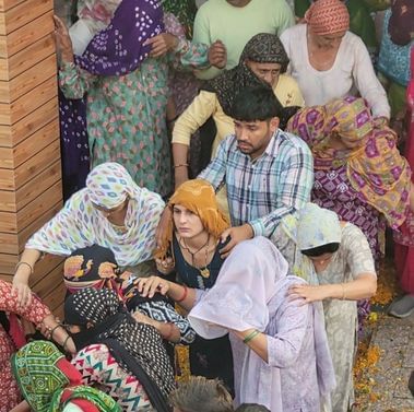 04जेएनडी27: बेटी को उठाए हुए एक माह पहले अमरजीत। फाइल फोट