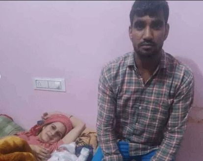 04जेएनडी27: बेटी को उठाए हुए एक माह पहले अमरजीत। फाइल फोट