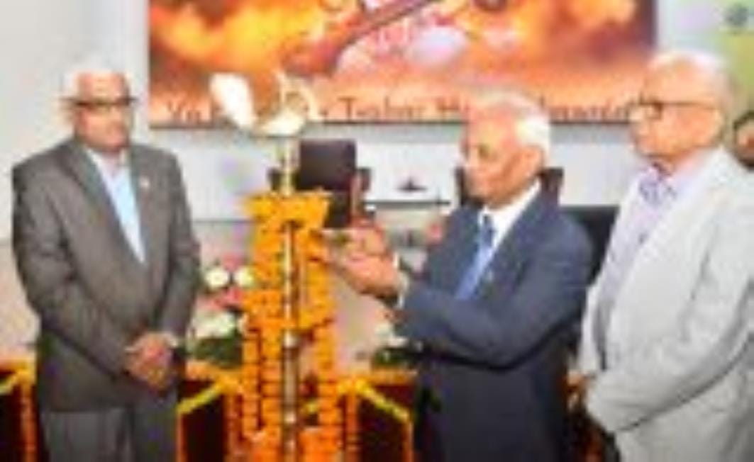 आईआईटीआर के स्थापना दिवस कार्यक्रम में मौजूद अतिथि।