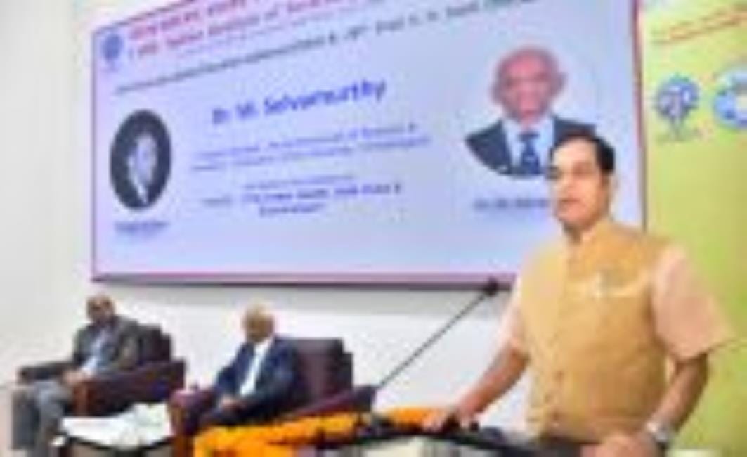 आईआईटीआर के स्थापना दिवस कार्यक्रम में मौजूद अतिथि।