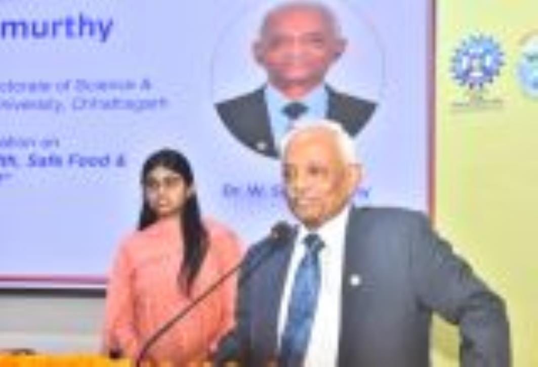 आईआईटीआर के स्थापना दिवस कार्यक्रम में मौजूद अतिथि।