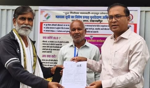 बंडा के गांव सिंघापुर कुरसंडा में मतदाताओं को जानकारी देतीं एसडीएम। स्रोत : एसडीएम