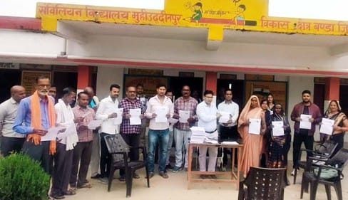 बंडा के गांव सिंघापुर कुरसंडा में मतदाताओं को जानकारी देतीं एसडीएम। स्रोत : एसडीएम
