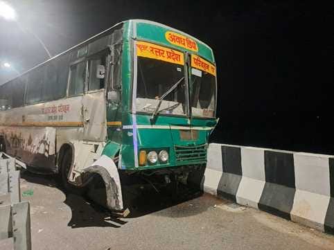 बाल्टी लेकर पानी भरने के लिए जाते स्कूल के बच्चे स्रोत वीडियो ग्रेव बाल्टी लेकर पानी भरने के लिए जाते स्कूल के बच्चे स्रोत वीडियो ग्रेव