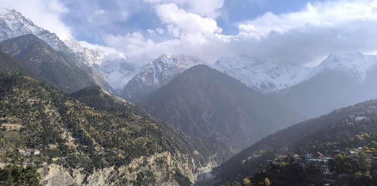 बर्फबारी के बाद चांदी की तरह चमक रहा किन्नौर का कूनो चारंग गांव। संवाद बर्फबारी के बाद चांदी की तरह चमक रहा किन्नौर का कूनो चारंग गांव। संवाद