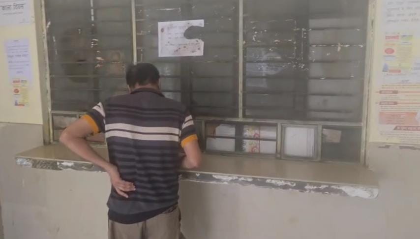 बंद काउंटर और खाली पड़ी कुर्सी। बंद काउंटर और खाली पड़ी कुर्सी।