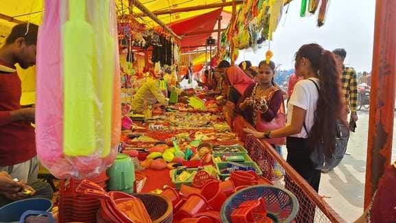 बिड़हरघाट स्थित सरयू नदी में स्नान करते श्रद्धालु-संवाद बिड़हरघाट स्थित सरयू नदी में स्नान करते श्रद्धालु-संवाद