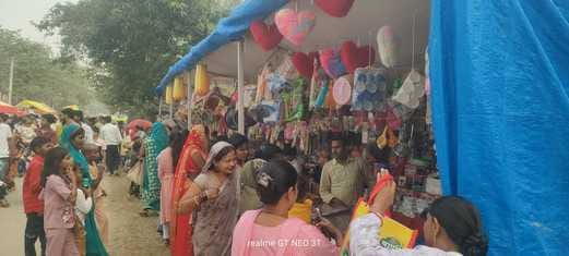 बिड़हरघाट स्थित सरयू नदी में स्नान करते श्रद्धालु-संवाद बिड़हरघाट स्थित सरयू नदी में स्नान करते श्रद्धालु-संवाद