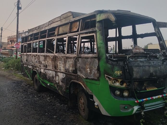 डिंडौरी में खड़ी बस में लगी आग, पूर्व भाजपा जिलाध्यक्ष ने ट्रेवल्स मालिकों पर लगाया आरोप