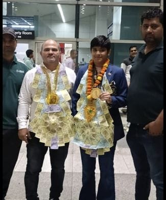 फोटो :03: दिल्ली एयरपोर्ट पर पहलवान अंजलि दहिया का स्वागत करते प्रशिक्षक कुलबीर राणा। स्रोत प्र