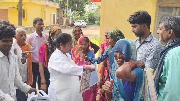 फोटो 05 एचएएमपी 24- सीएचसी के लेबर रूम प्रसूता को जबरन लेकर जाते परिजन। संवाद फोटो 05 एचएएमपी 24- सीएचसी के लेबर रूम प्रसूता को जबरन लेकर जाते परिजन। संवाद