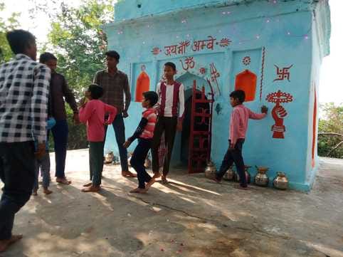 फोटो 05 एचएएमपी 33- मेले में खरीदारी करते लोग। संवाद फोटो 05 एचएएमपी 33- मेले में खरीदारी करते लोग। संवाद