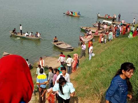 फोटो 05 एचएएमपी 33- मेले में खरीदारी करते लोग। संवाद फोटो 05 एचएएमपी 33- मेले में खरीदारी करते लोग। संवाद