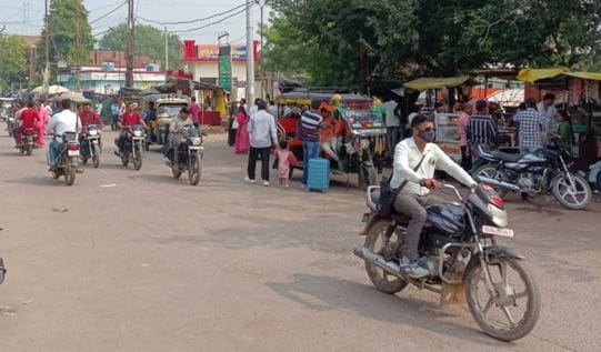 फोटो 05 एमएएचपी 07 परिचय-कीरत सागर मार्ग पर बिना हेलमेट गुजरते एक बाइक पर सवार चार लोग। संवाद