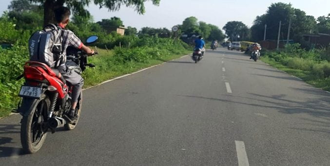 फोटो 05 एमएएचपी 07 परिचय-कीरत सागर मार्ग पर बिना हेलमेट गुजरते एक बाइक पर सवार चार लोग। संवाद