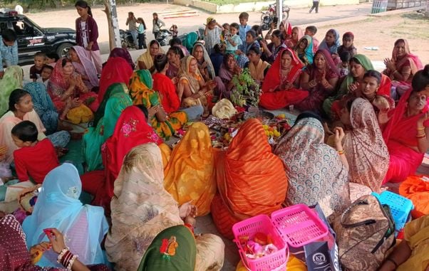 फोटो 05 एमएएचपी 16 परिचय-शहर के ऐतिहासिक कीरत सागर में कार्तिक पूर्णिमा पर स्नान के बाद जल अर् फोटो 05 एमएएचपी 16 परिचय-शहर के ऐतिहासिक कीरत सागर में कार्तिक पूर्णिमा पर स्नान के बाद जल अर्