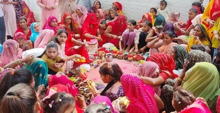 फोटो 05 एमएएचपी 16 परिचय-शहर के ऐतिहासिक कीरत सागर में कार्तिक पूर्णिमा पर स्नान के बाद जल अर् फोटो 05 एमएएचपी 16 परिचय-शहर के ऐतिहासिक कीरत सागर में कार्तिक पूर्णिमा पर स्नान के बाद जल अर्