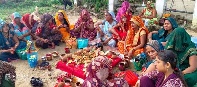 फोटो 05 एमएएचपी 16 परिचय-शहर के ऐतिहासिक कीरत सागर में कार्तिक पूर्णिमा पर स्नान के बाद जल अर् फोटो 05 एमएएचपी 16 परिचय-शहर के ऐतिहासिक कीरत सागर में कार्तिक पूर्णिमा पर स्नान के बाद जल अर्