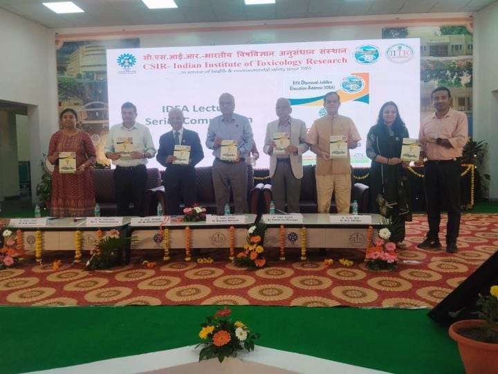 गोमतीनगर में छाई धुंध और अमौसी इलाके में उड़ती धूल। 