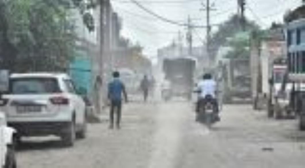 गोमतीनगर में छाई धुंध और अमौसी इलाके में उड़ती धूल। 