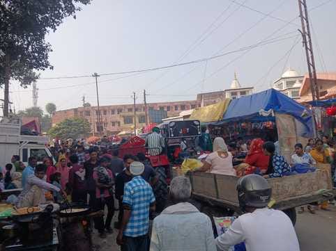 हस्तिनापुर के बूढ़ी गंगा मेले में खरीदारी करते श्रद्धालु स्रोत संवाद