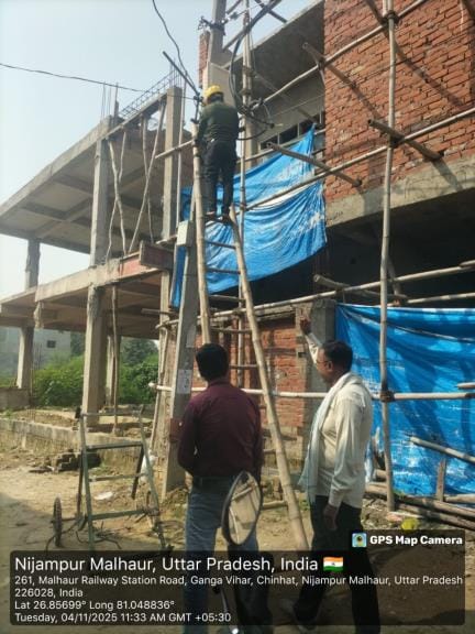 कनेक्शन काटते कर्मचारी।